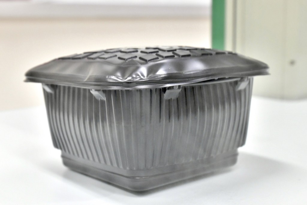 模擬排氣孔被封，水蒸氣積壓，導致食物盒變形，外盒溫度極高。