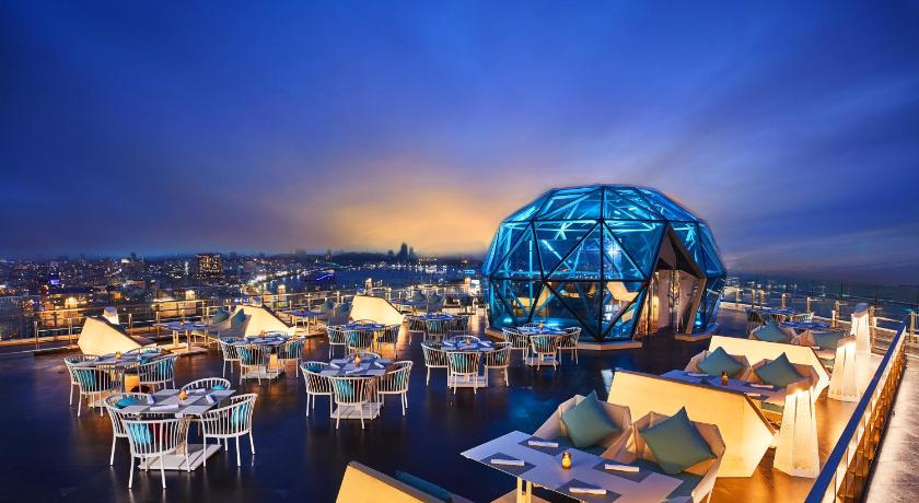 位於芭堤雅Grande Centre Point Space Pattaya頂層的餐廳。