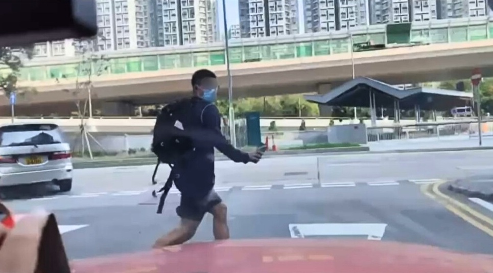 橫過馬路時,要先看清有否車輛。(來源:網上影片截圖) 橫過馬路時,要先看清有否車輛。(來源:網上影片截圖)