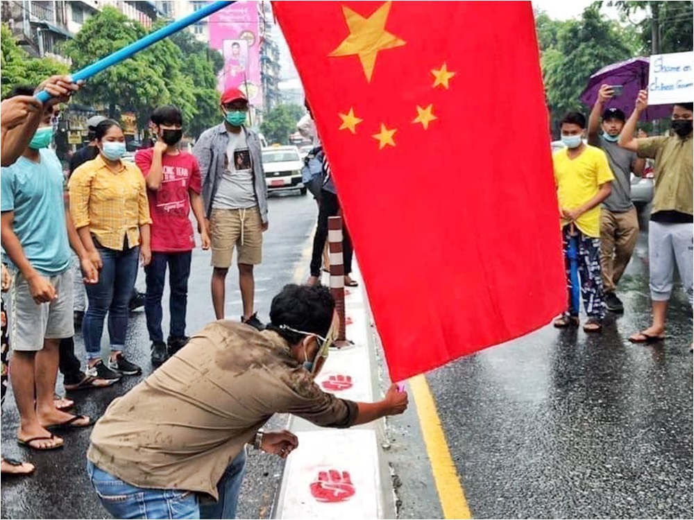 有示威者焚燒中國國旗。網圖