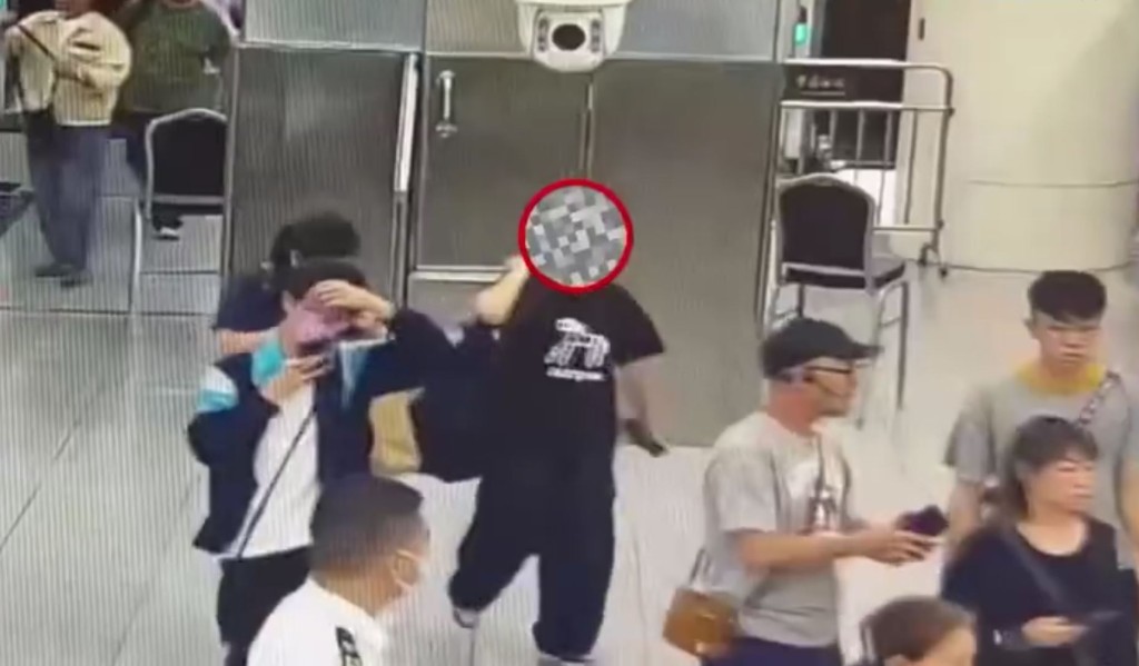 北上女子在福田口岸被揭发在腿上绑着350支减肥针。海关发布