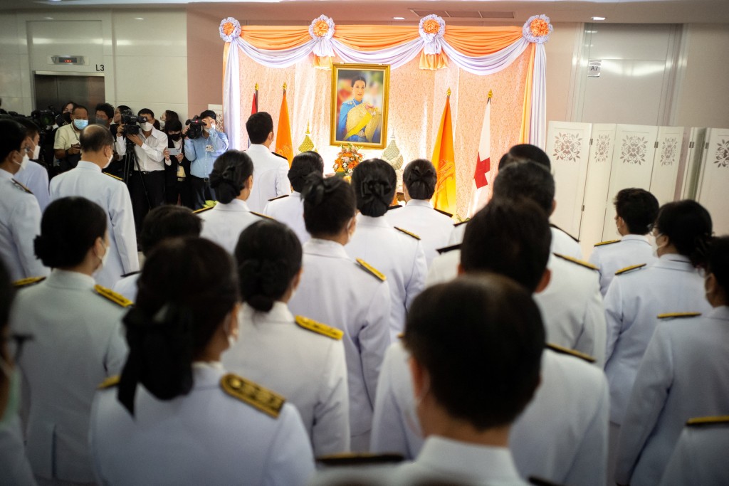 泰國官員們在泰國大公主帕差拉吉帝雅帕的照片前致以敬意。路透