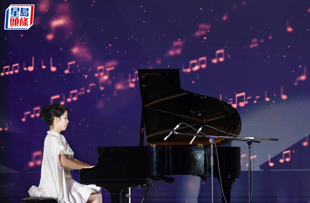 青年鋼琴演奏家鞏慧琳，2020年為慶祝中國共產黨建黨100周年，以《長征祖歌》為基礎，編寫創作鋼琴協奏曲《不朽的長征》，並在典禮上演奏。