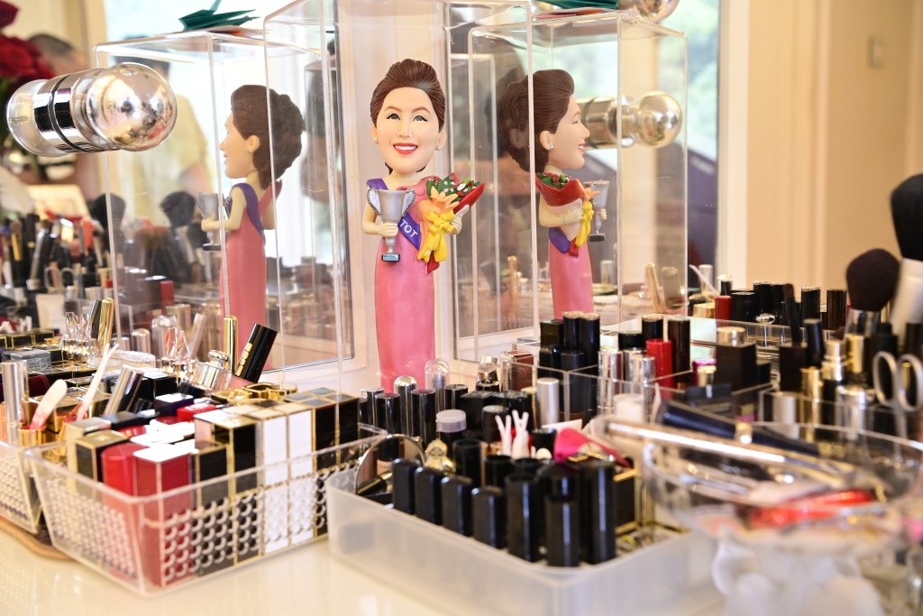 大量化妝品在化妝檯上，擺放整齊有序。