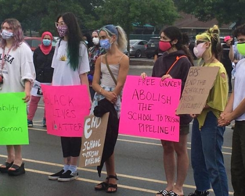 学生不满法官下令。网图