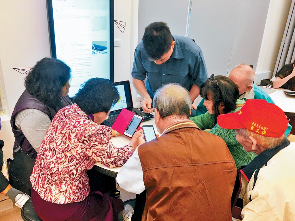 網絡成癮屬全球關注議題，多項外國研究發現長者是隱性成癮族群。