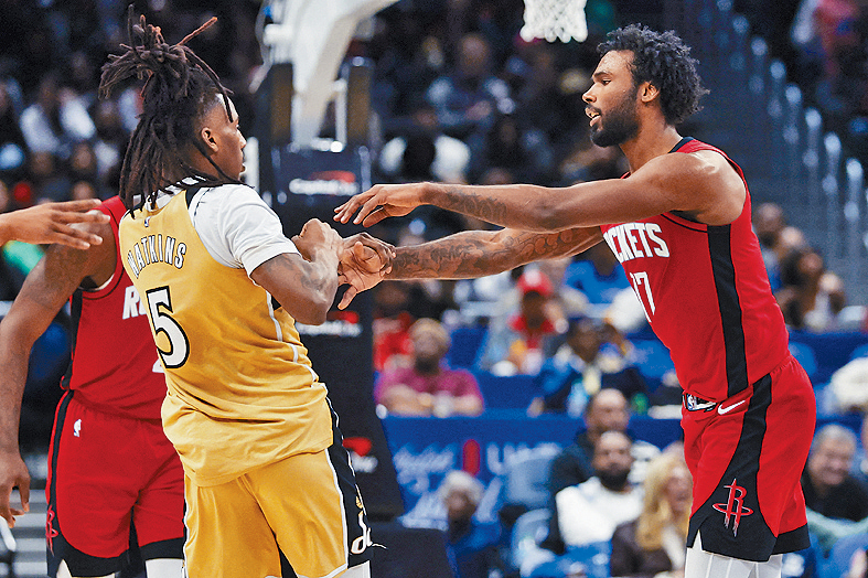 火箭前鋒伊臣（右）與巫師後衛屈堅斯（左）推撞後亦被逐。