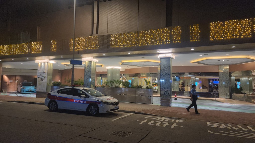 今晚約九時,警方接獲一名女子報案,指其一名50多歲男友人暈倒在沙浦道一間酒店的房間內,且床上發現血漬。黎志偉攝 今晚約九時,警方接獲一名女子報案,指其一名50多歲男友人暈倒在沙浦道一間酒店的房間內,且床上發現血漬。黎志偉攝