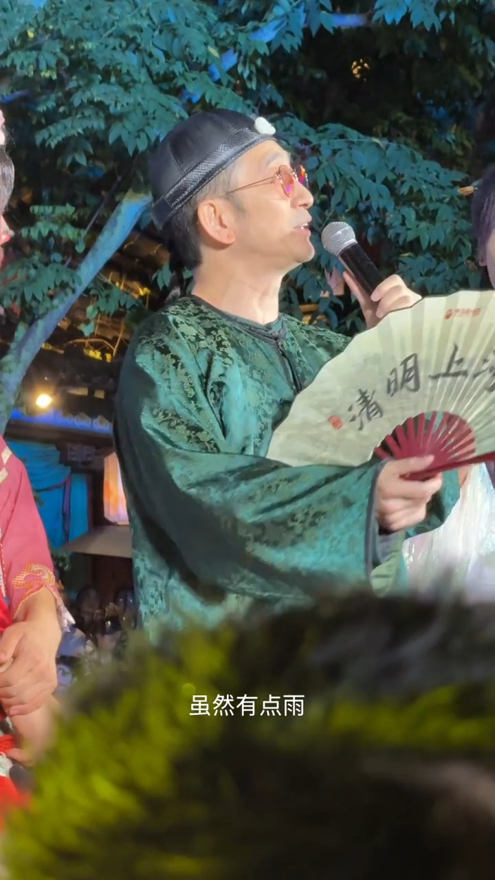凍齡有術的吳啟華,在微雨中依然保持專業演出。 凍齡有術的吳啟華,在微雨中依然保持專業演出。