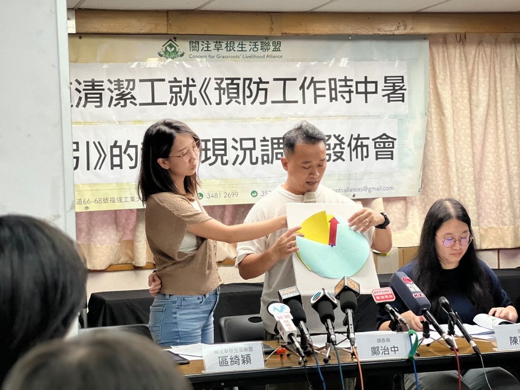 调查员邝治中(中)表示，有7成受访者表示不了解相关指引。林晓敏摄