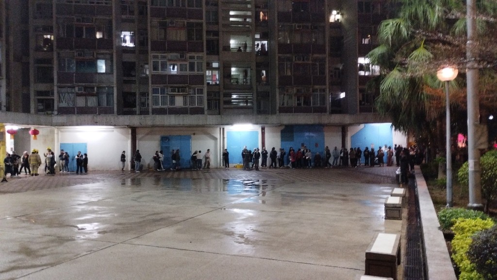 多名居民疏散至楼下暂避。FB:马鞍山谷 多名居民疏散至楼下暂避。FB:马鞍山谷