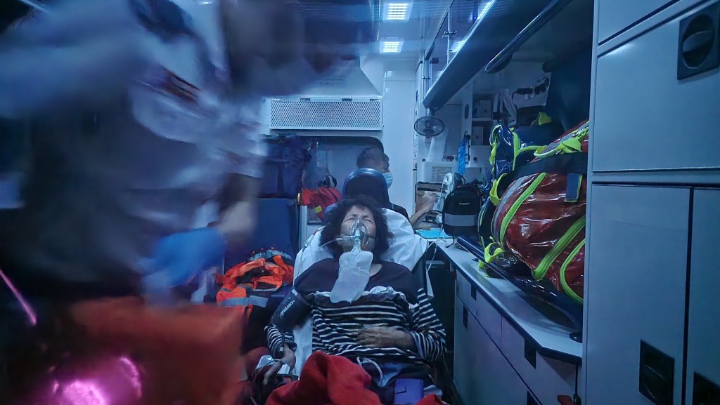 傷者登上救護車接受治理。
