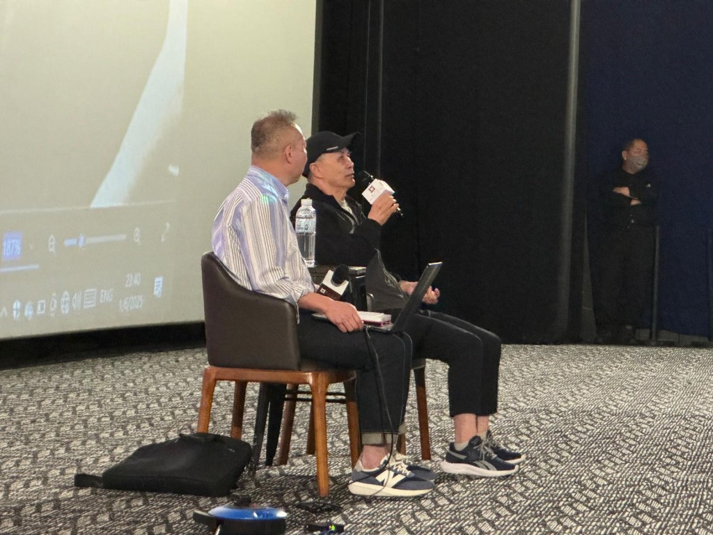 陳會毅(右)在影片結束後分享自己對海運戲院的故事。 陳會毅(右)在影片結束後分享自己對海運戲院的故事。
