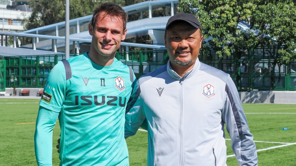 慕沙(左)和南區主帥鄭兆聰合照。 冠忠南區圖片