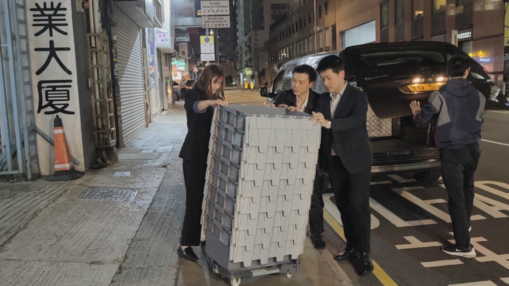 執法人員到鴻毅辦公室取走證物。