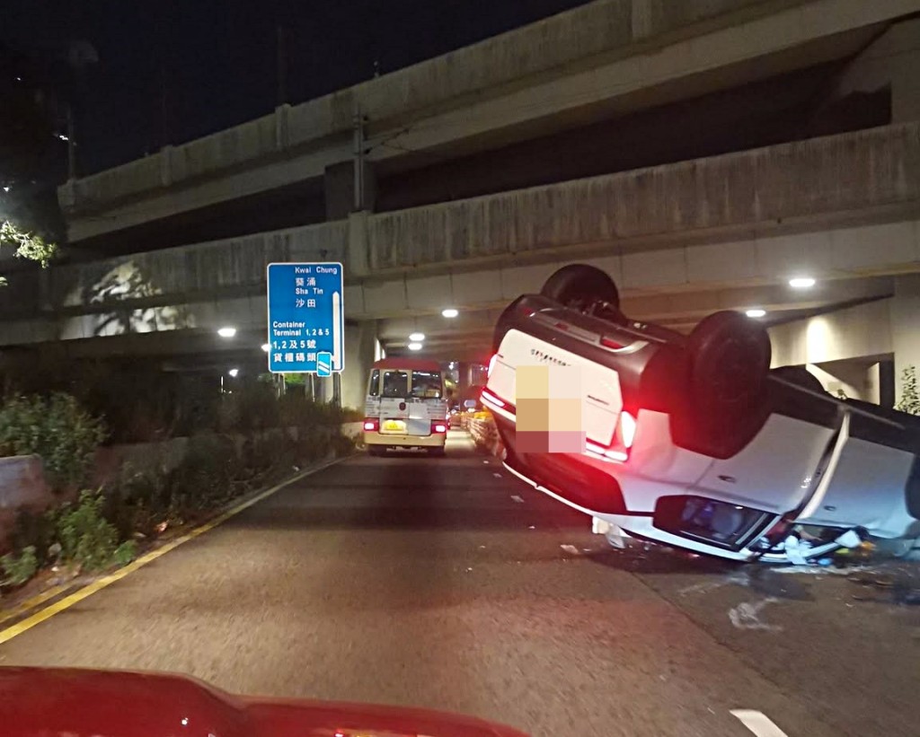 私家車撞水馬翻側。網圖 私家車撞水馬翻側。網圖