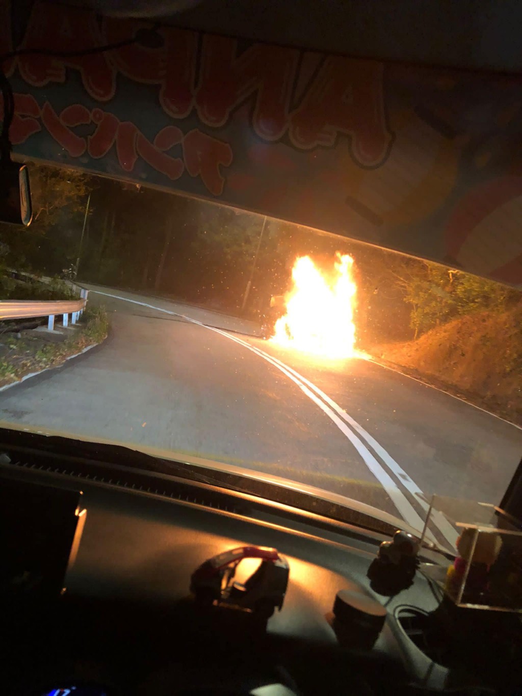 未幾私家車陷入火海，烈焰衝天。馬路的事 (即時交通資訊台)FB