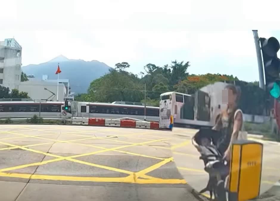短片一开始时，已见女子站在中央安全岛扶著BB车伺机过马路。网上截图