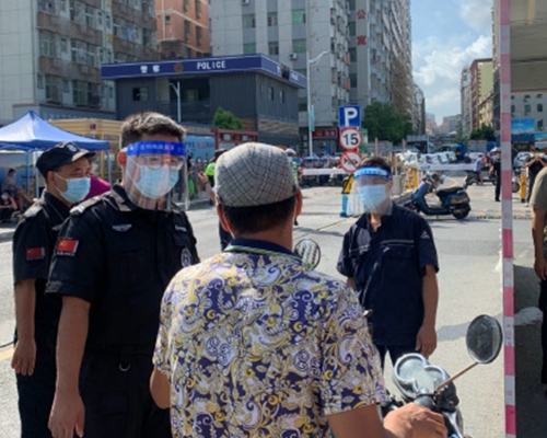 消息指深圳下十圍村採取封村措施，區內有公安人員駐守。網圖