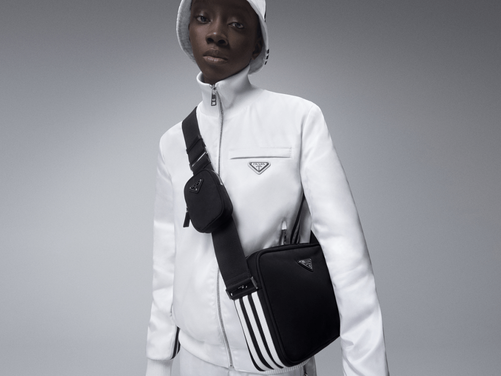 此聯乘系列首次推出服裝、配飾及手袋，均由Prada以可循環永續的標誌性面料Re-Nylon於意大利製作，三款大袋包括旅行袋、背囊及購物袋。