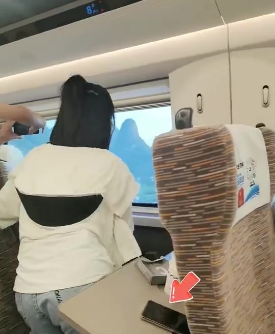 乘客讚嘆聲不絕，興奮地湧到窗邊打卡，有人心急至手機也掉到地上。「新華網」微博官方頻道截圖