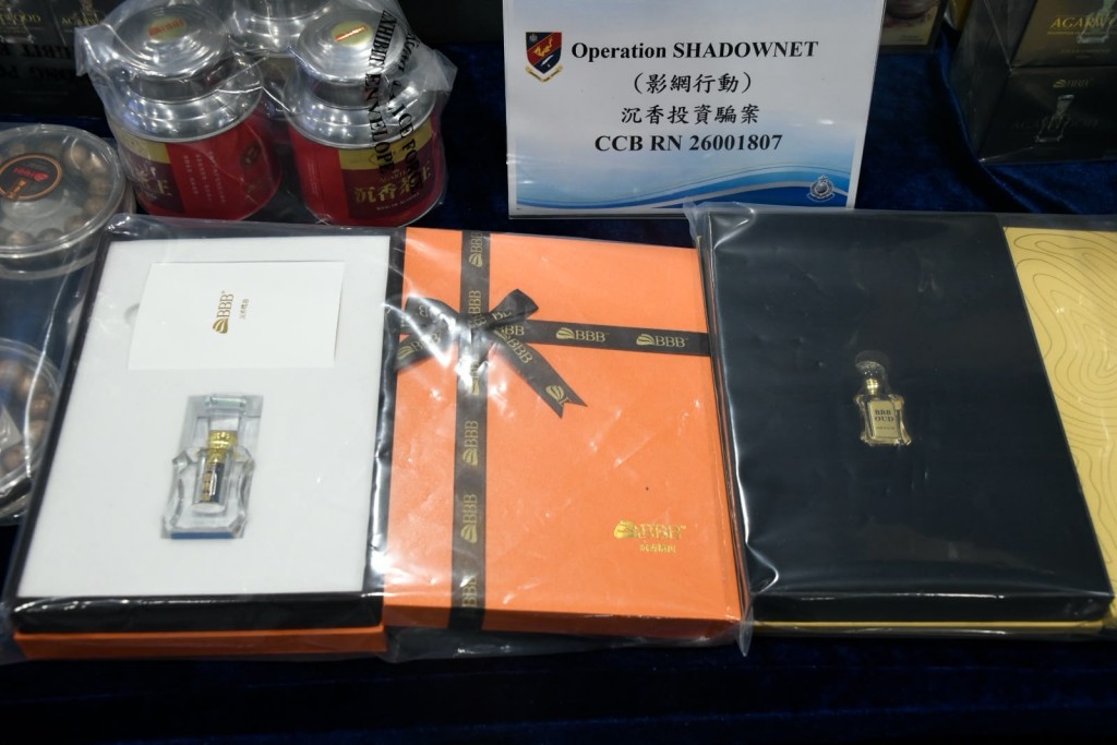 警方在相關辦事處檢獲約54萬元現金、25部手提電話及電腦、大量投資合約、不同類型的沉香產品。楊偉亨攝 警方在相關辦事處檢獲約54萬元現金、25部手提電話及電腦、大量投資合約、不同類型的沉香產品。楊偉亨攝