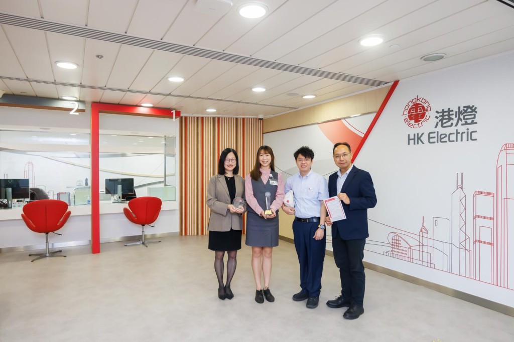 港燈高級客戶服務主任吳婉雯(左二)及高級技術員呂志偉(右二)一直以卓越服務見稱,工作表現深受兩人所屬部門主管高度讚賞。 港燈高級客戶服務主任吳婉雯(左二)及高級技術員呂志偉(右二)一直以卓越服務見稱,工作表現深受兩人所屬部門主管高度讚賞。