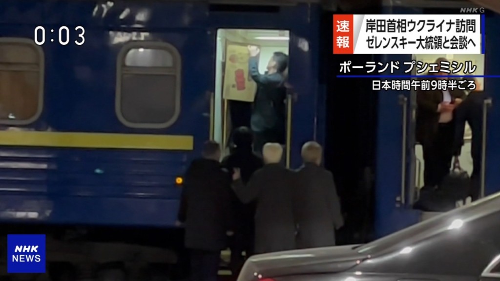 岸田文雄访问乌克兰画面出现“美味棒”纸箱引发热议。 NHK截图