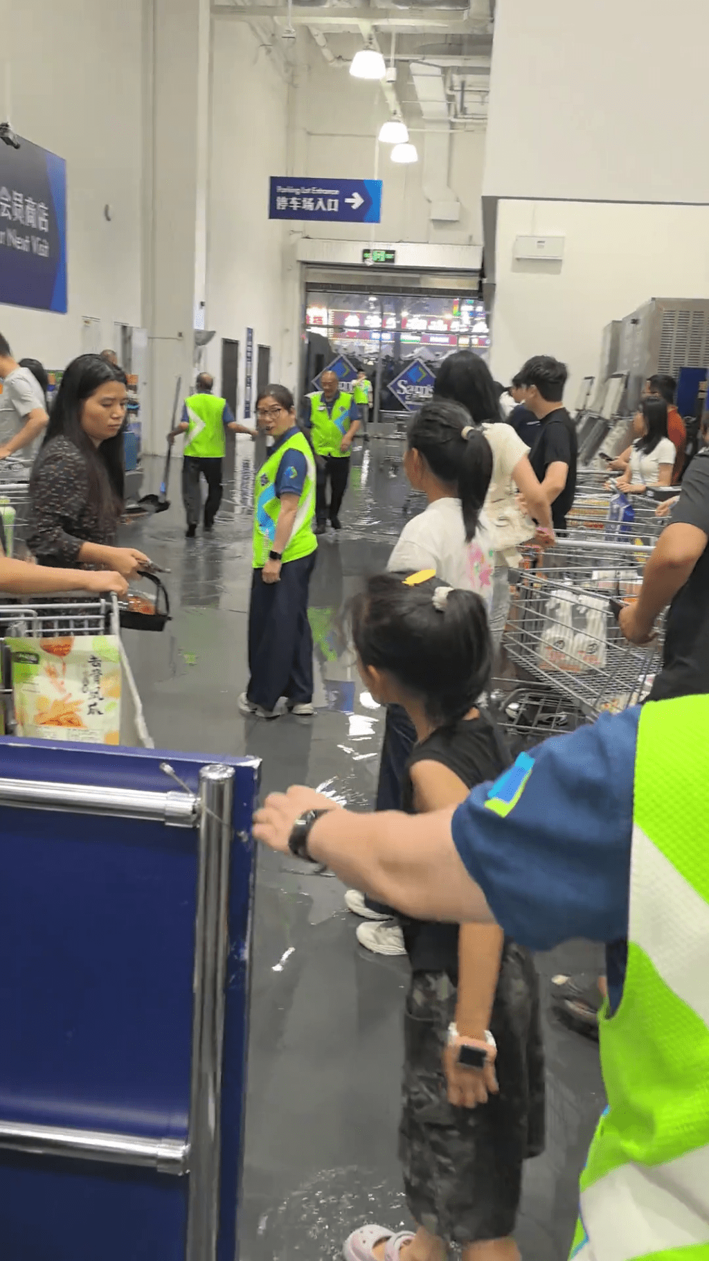 深圳暴雨预警信号6日连升两级，龙华山姆超市被淹，工作人员清理后才改善。  抖音