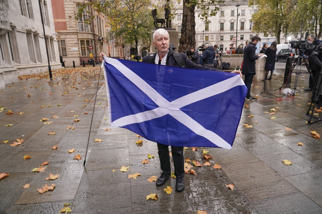 倫敦最高法院外的示威者舉著蘇格蘭國旗。AP
