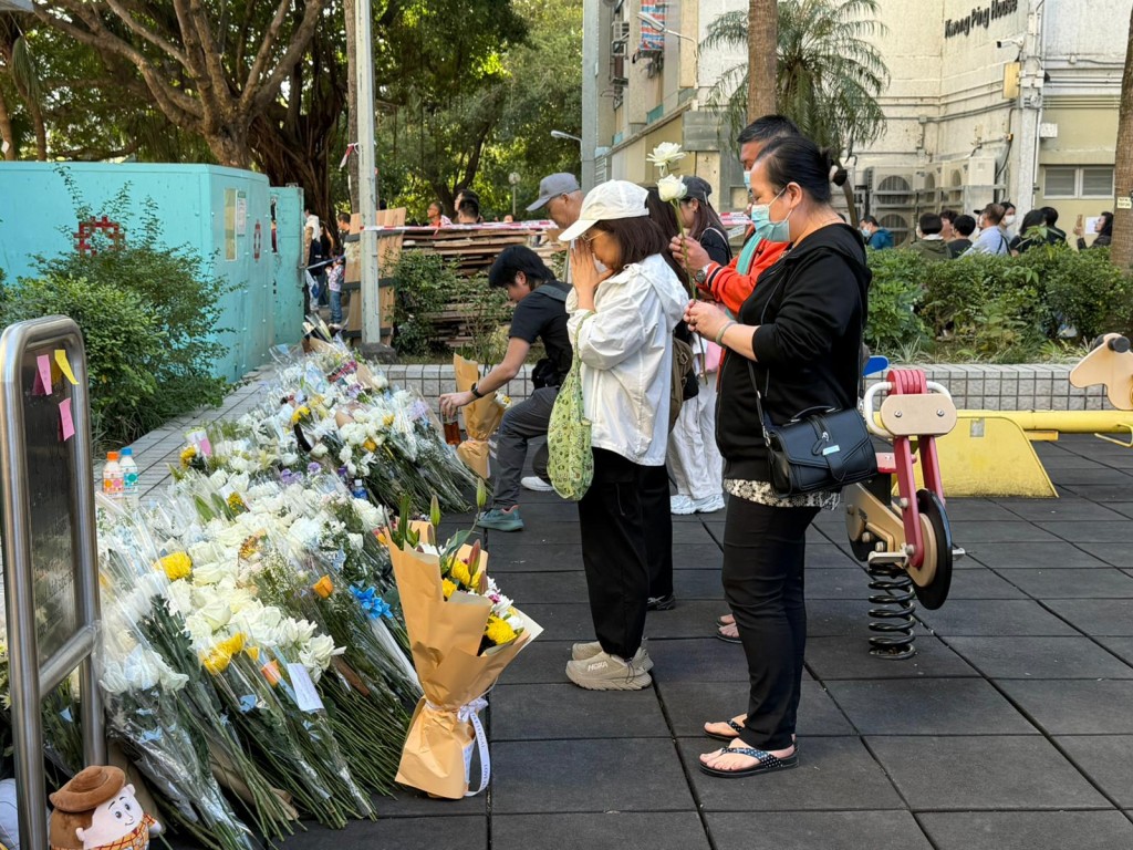 數百名市民今日到場獻花悼念死難者。