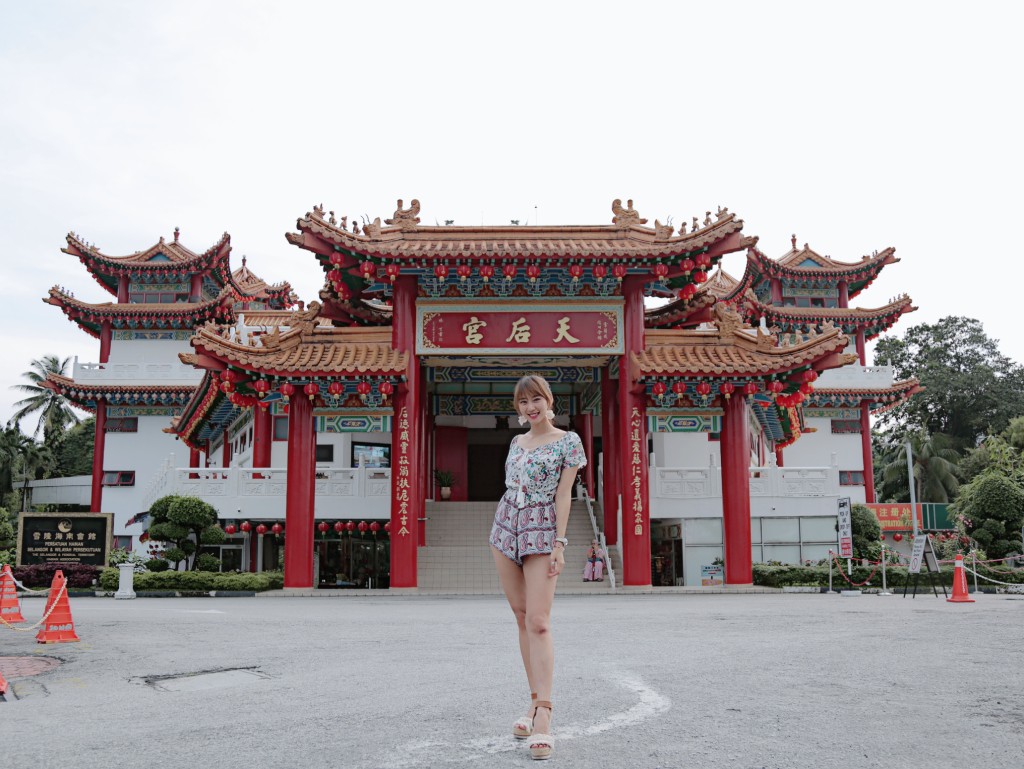 雖然喺大馬唔敢著得咁暴露，但莊端兒都不忘晒吓美腿。