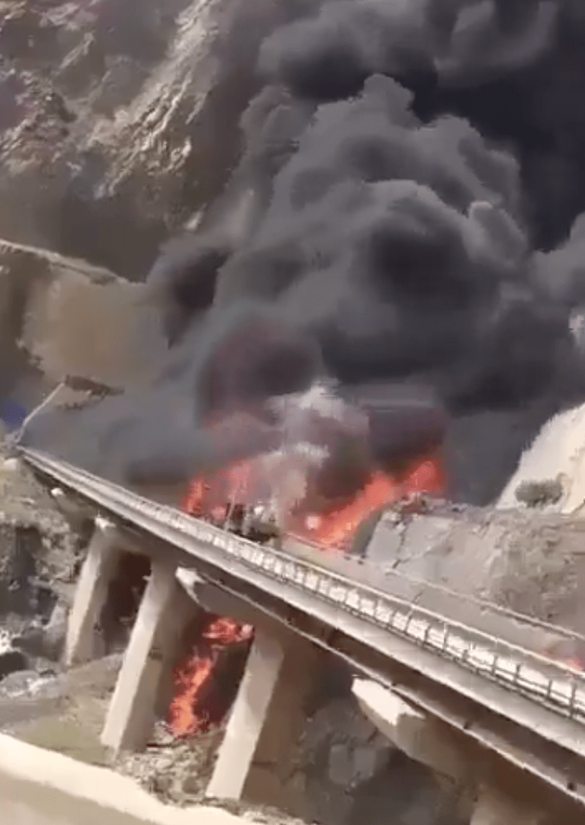網上影片顯示,巴士與油罐烈碰撞後猛烈燃燒,火勢極大,升起巨大黑煙。X@Iam_MKharaud 網上影片顯示,巴士與油罐烈碰撞後猛烈燃燒,火勢極大,升起巨大黑煙。X@Iam_MKharaud