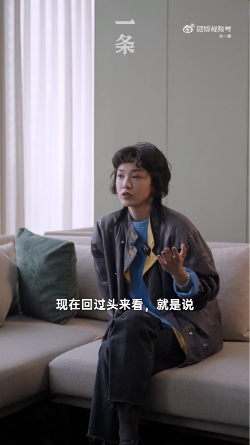 郭采洁指2020年搬到北京定居，而在3小时机程中她全程在哭。（微博影片截图）