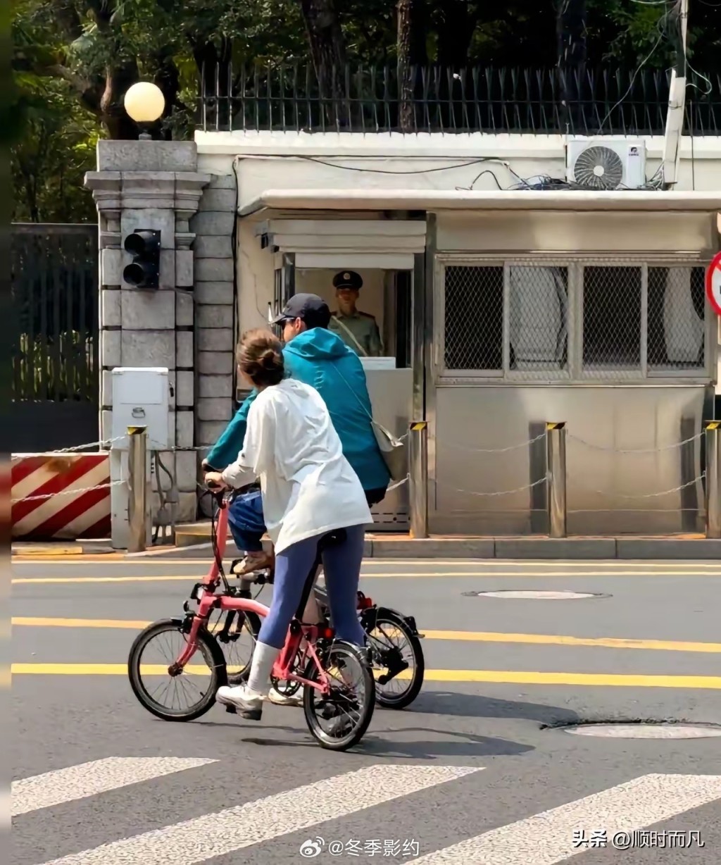 胡歌一家三口踩單車，近日被捕獲。