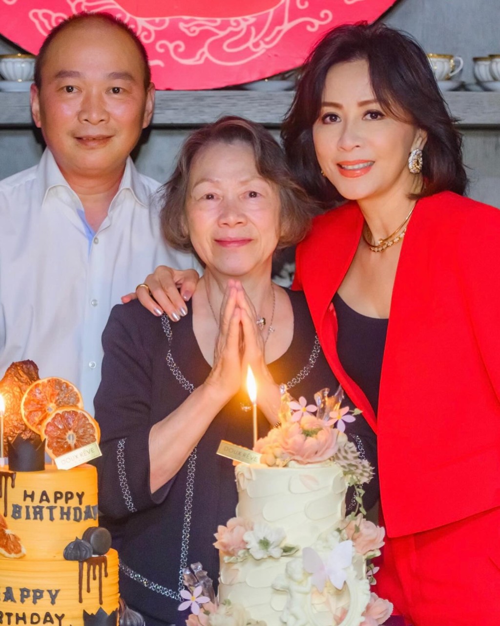 劉嘉玲與弟弟為母親慶祝生日。