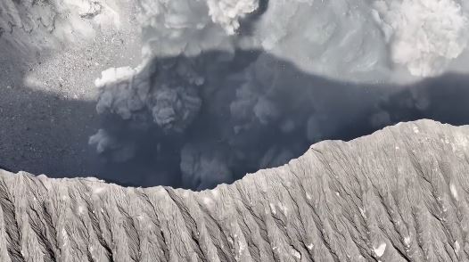 印尼的杜科諾活火山突然噴發，火山口的登山客慌忙逃生。＠Anak Esa