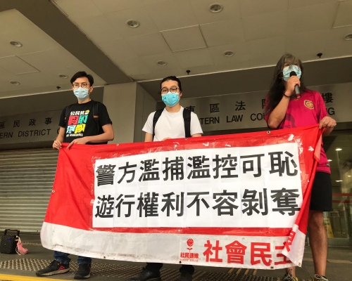 被告謝寄安(中)。