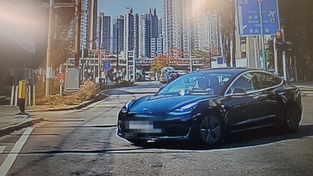 Tesla电动车被拍到乱驶入友爱路。fb：车cam L（香港群组）