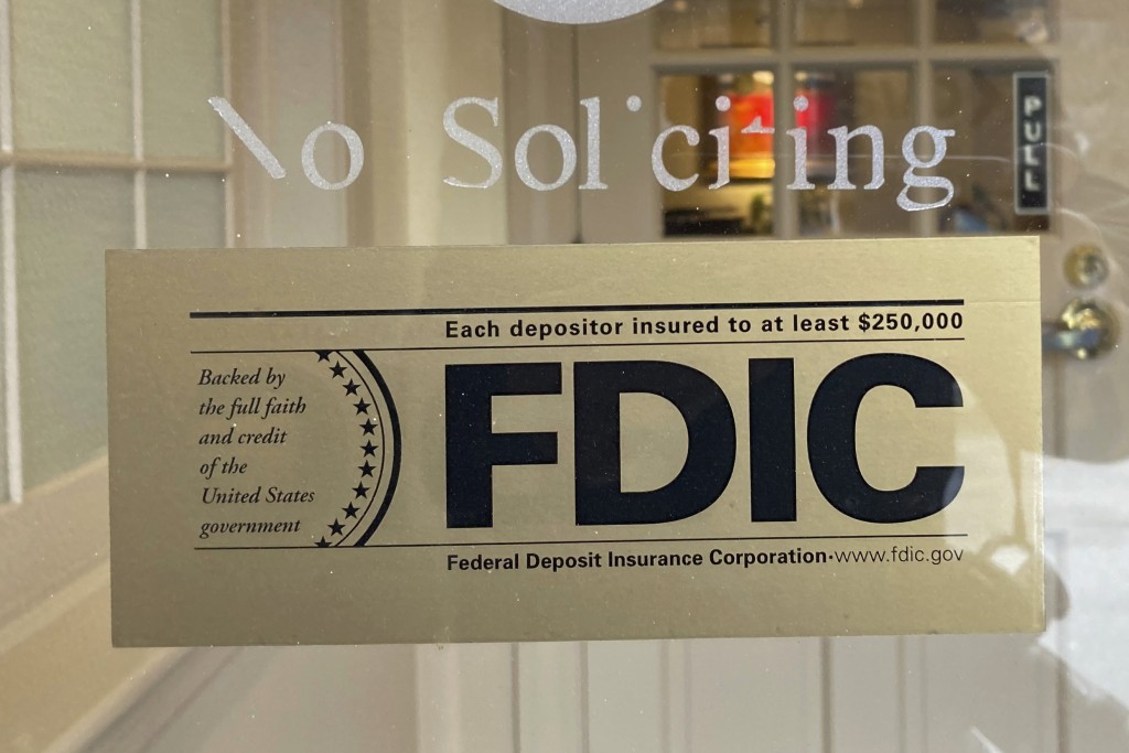 3月10日，SVB倒閉，被FDIC接管。