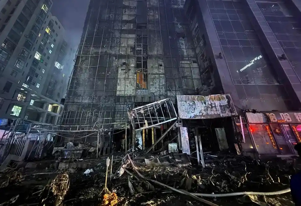 起火大廈的外牆嚴重損毀。央視圖片