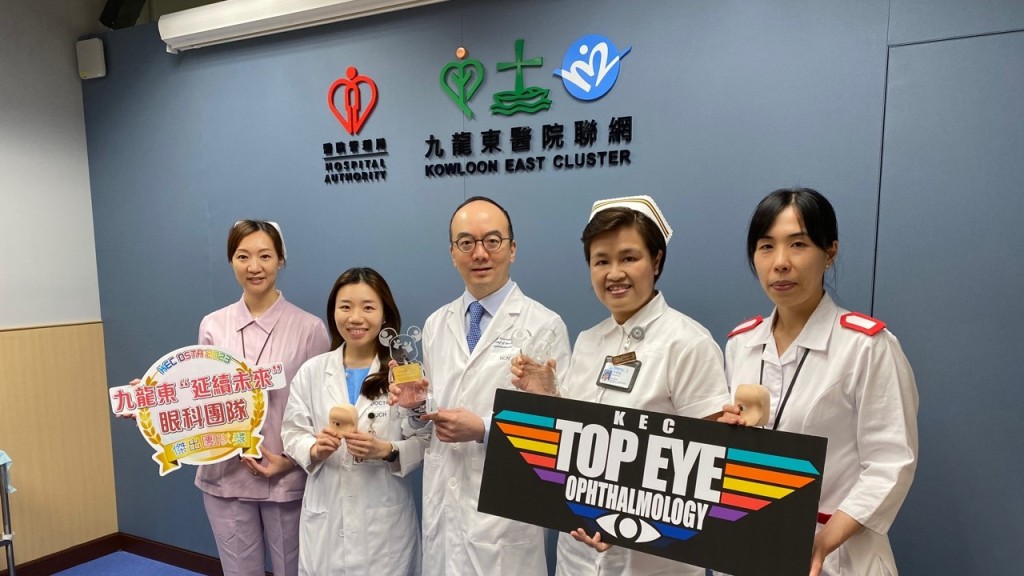 左起:基督教聯合醫院眼科病房經理陳妙茹;九龍東醫院聯網眼科護士、駐院醫生陳蔚婷;部門主管李啟煌教授;部門運作經理李夢妮女士;將軍澳醫院眼科副顧問護師吳麗娟女士。源琛薇攝