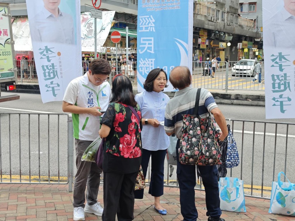 麥美娟到九龍城參與區議員擺街站。麥美娟fb