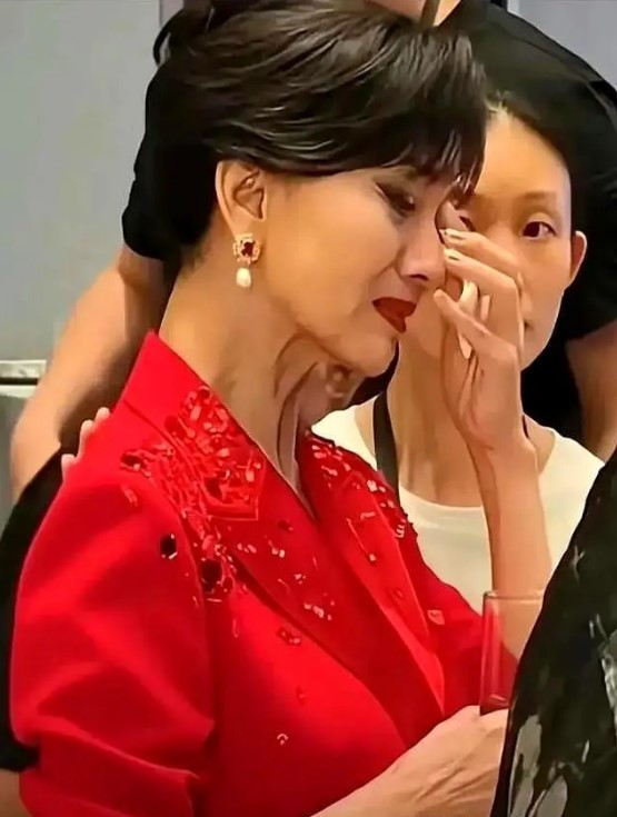 趙雅芝突然爆喊,令身旁工作人員不知所措。 趙雅芝突然爆喊,令身旁工作人員不知所措。