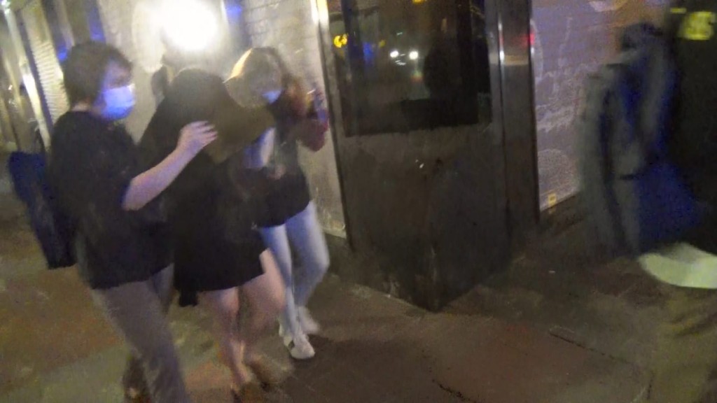 海關在旺角帶走2男1女。