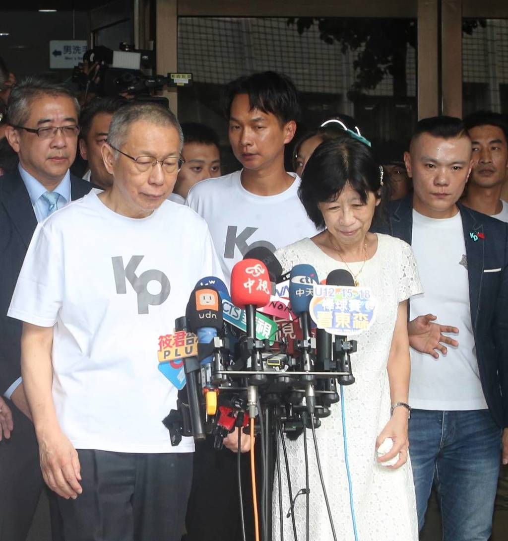 柯文哲(前左二)8日交保步出法院。中時 柯文哲(前左二)8日交保步出法院。中時