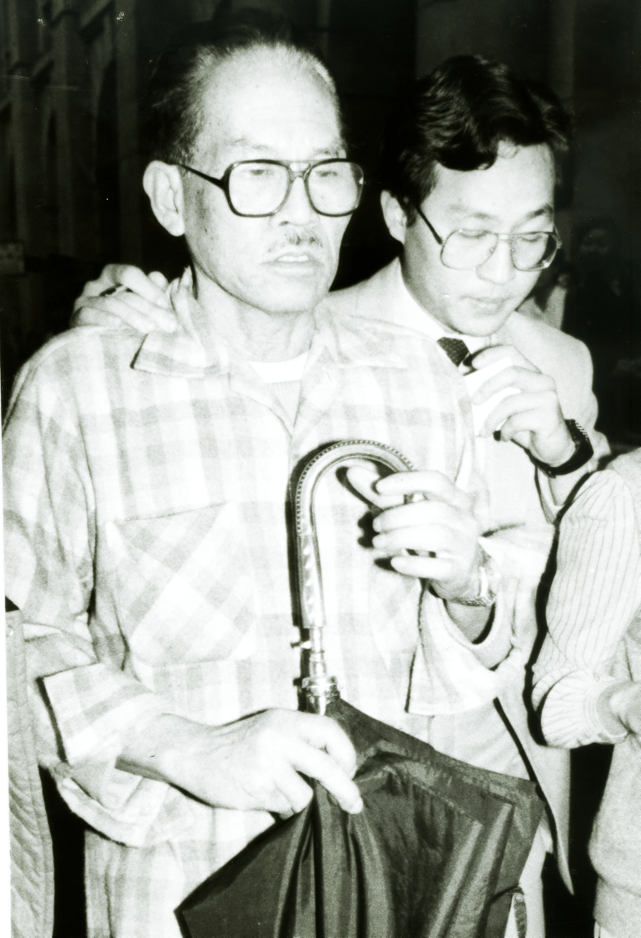 陈凤兰生前孝顺父亲陈锡山（左）。资料图片