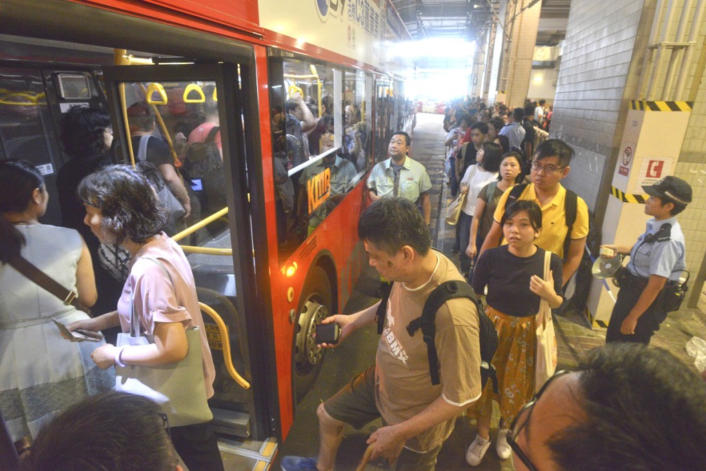 政府擬修訂巴士企位人數上限。資料圖片