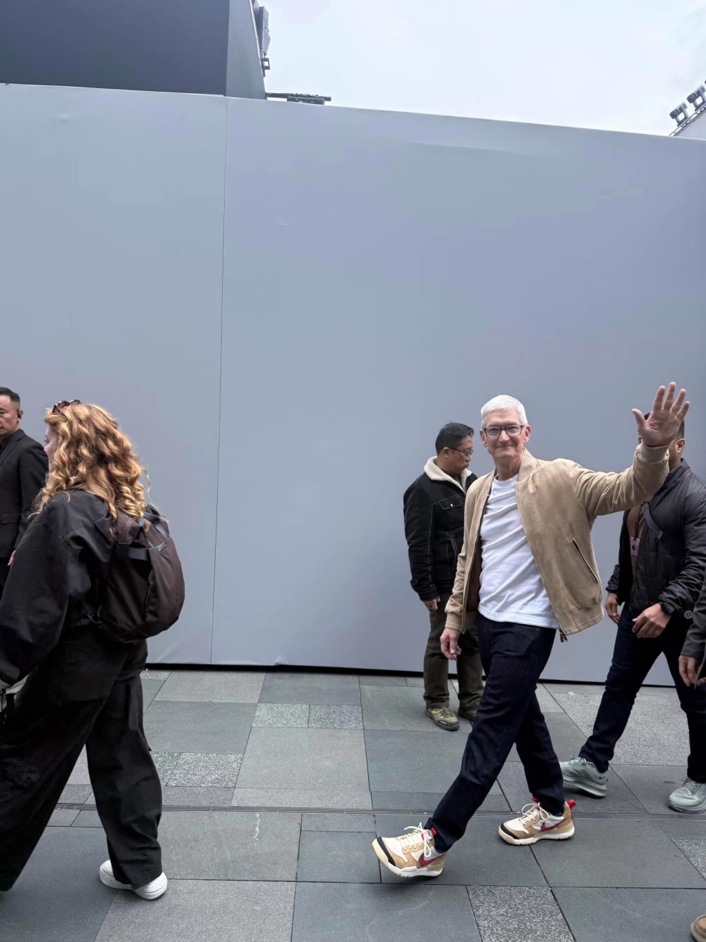 苹果公司CEO库克现身四川成都太古里，出席苹果50周年特别活动。