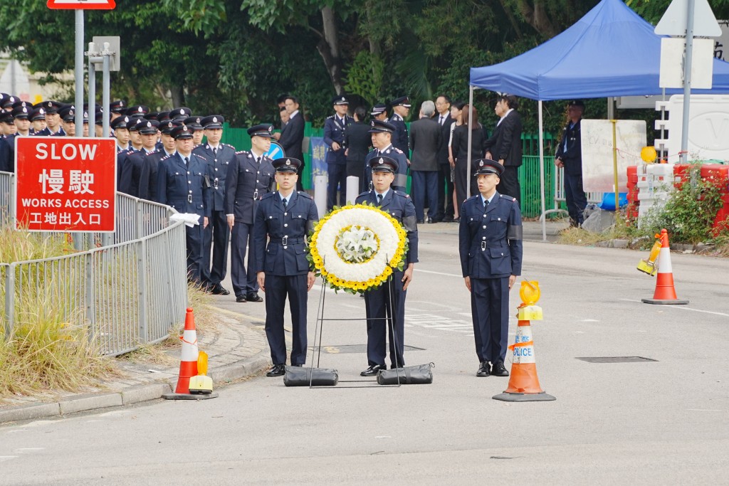 靈車駛到宏福苑進行路祭,大批消防員在現場等候。江旭峰攝 靈車駛到宏福苑進行路祭,大批消防員在現場等候。江旭峰攝